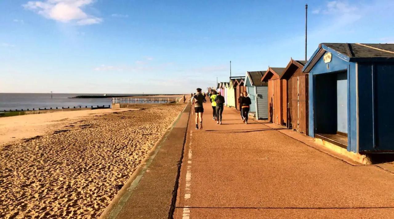 Stunning 3-Bed Caravan In Clacton-On-Sea Exteriör bild